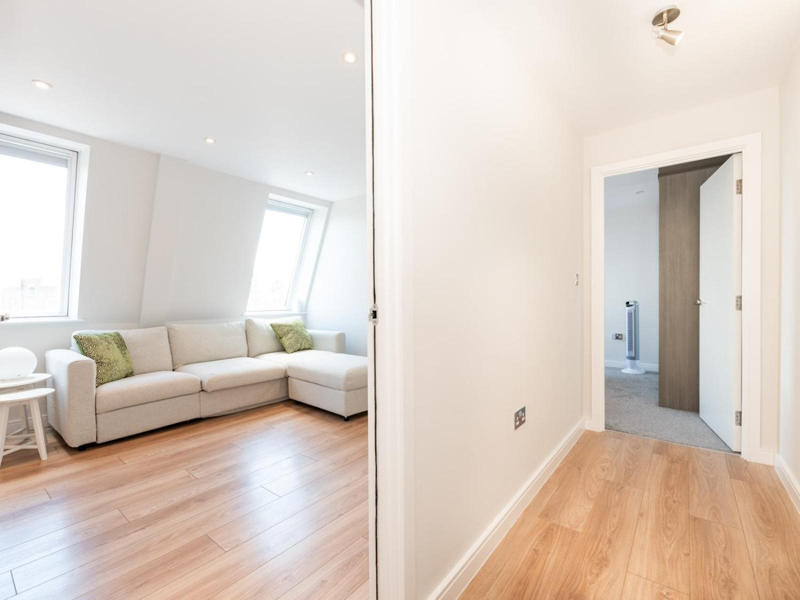 Cosy Stylish In Pass The Keys Twickenham