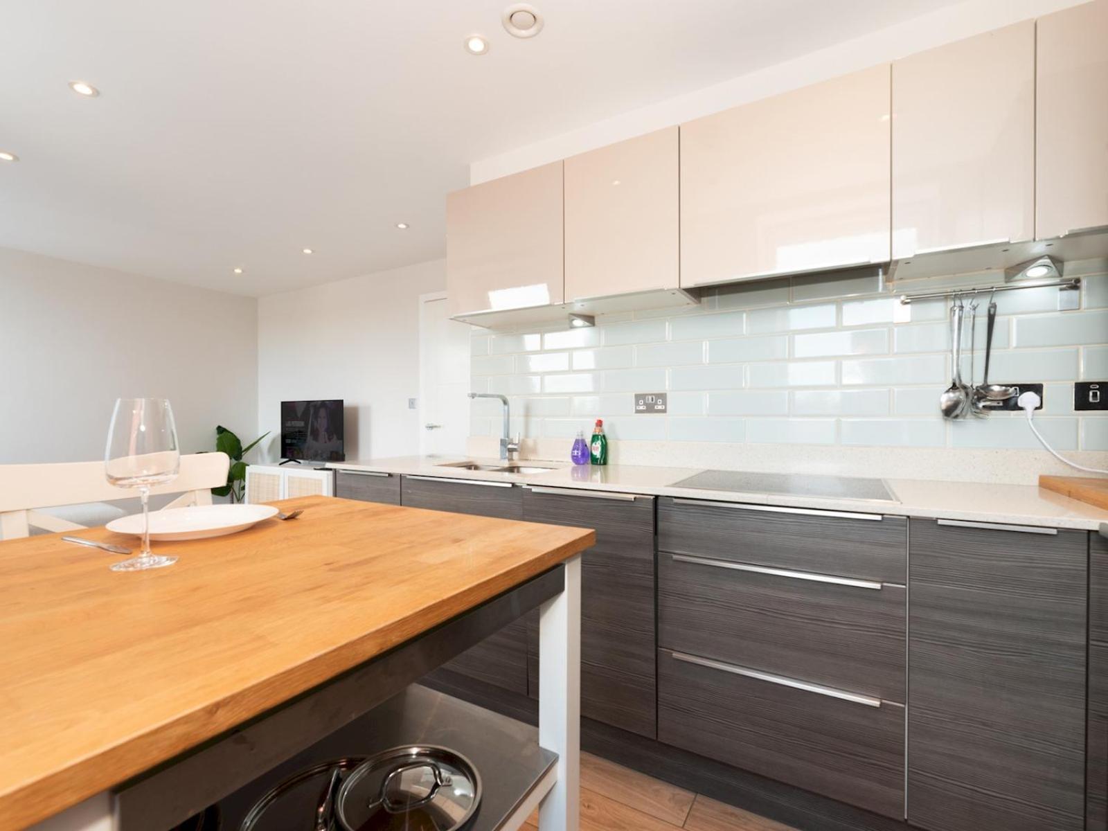 Cosy Stylish In Pass The Keys Apartment Twickenham